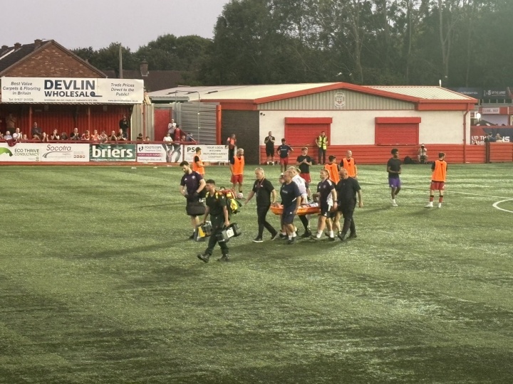 爱游戏（ayx）| 爱游戏体育官方网站 - AYX SPORTS-曼联新星科内重伤离场 19岁小将佩戴护具担架送医